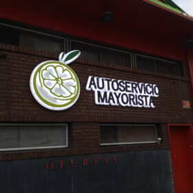 Logotipos corpóreos retroiluminados | Plotter7