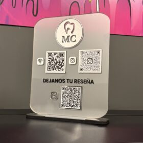 Exhibidor Acrílico Personalizado de QR para Redes | Plotter7