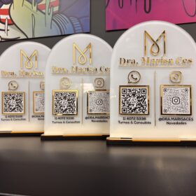Exhibidor Acrílico Personalizado de QR para Redes | Plotter7