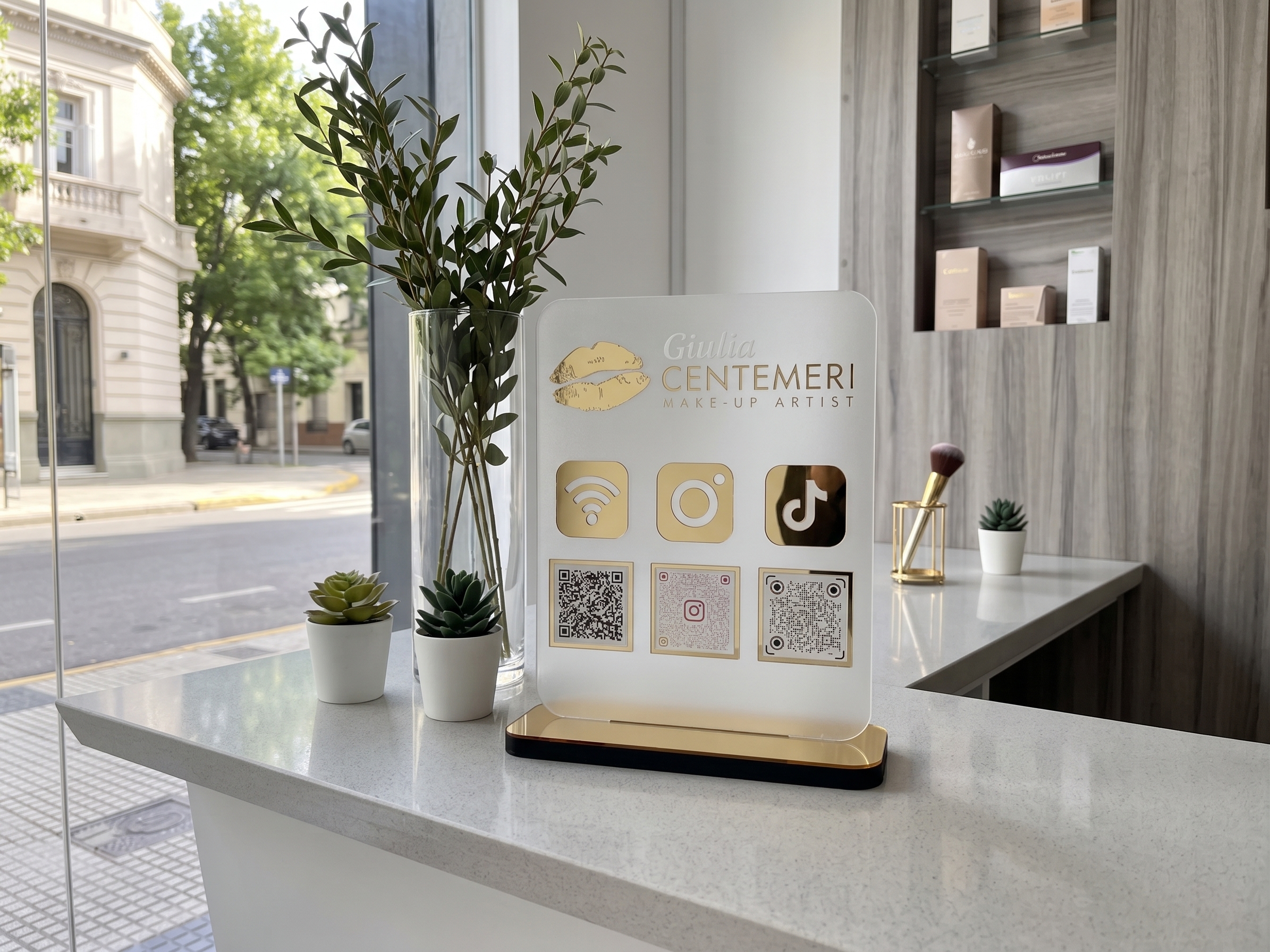 Exhibidor Acrílico Personalizado de QR para Redes | Plotter7