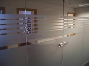 Vinilo esmerilado para oficinas y vidrieras | Plotter7