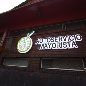 Logotipos corpóreos retroiluminados | Plotter7