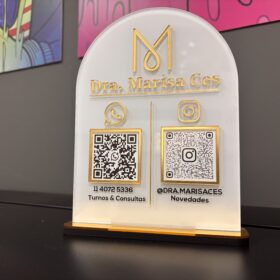 Exhibidor Acrílico Personalizado de QR para Redes | Plotter7