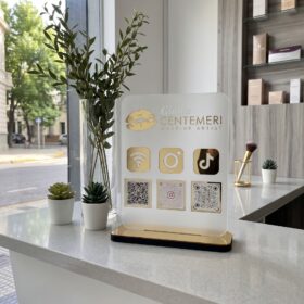 Exhibidor Acrílico Personalizado de QR para Redes | Plotter7