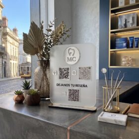 Exhibidor Acrílico Personalizado de QR para Redes | Plotter7