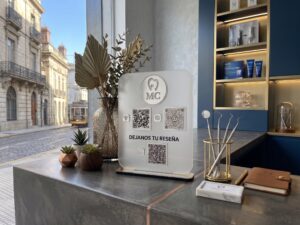 Exhibidor Acrílico Personalizado de QR para Redes | Plotter7